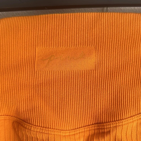 VS Pink Seamless Ribbed Compression Legging​​​​​​​ - Picture 5 of 5